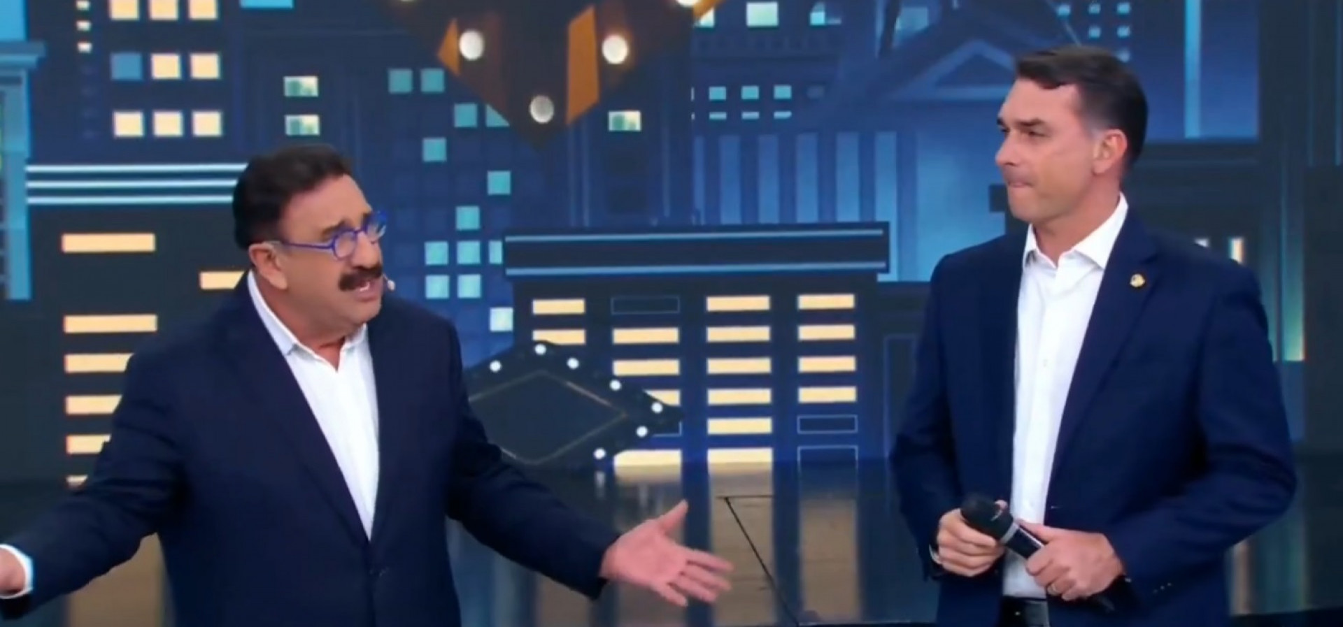 Ratinho e Flávio Bolsonaro, nesta segunda-feira (15) - Reprodução / SBT