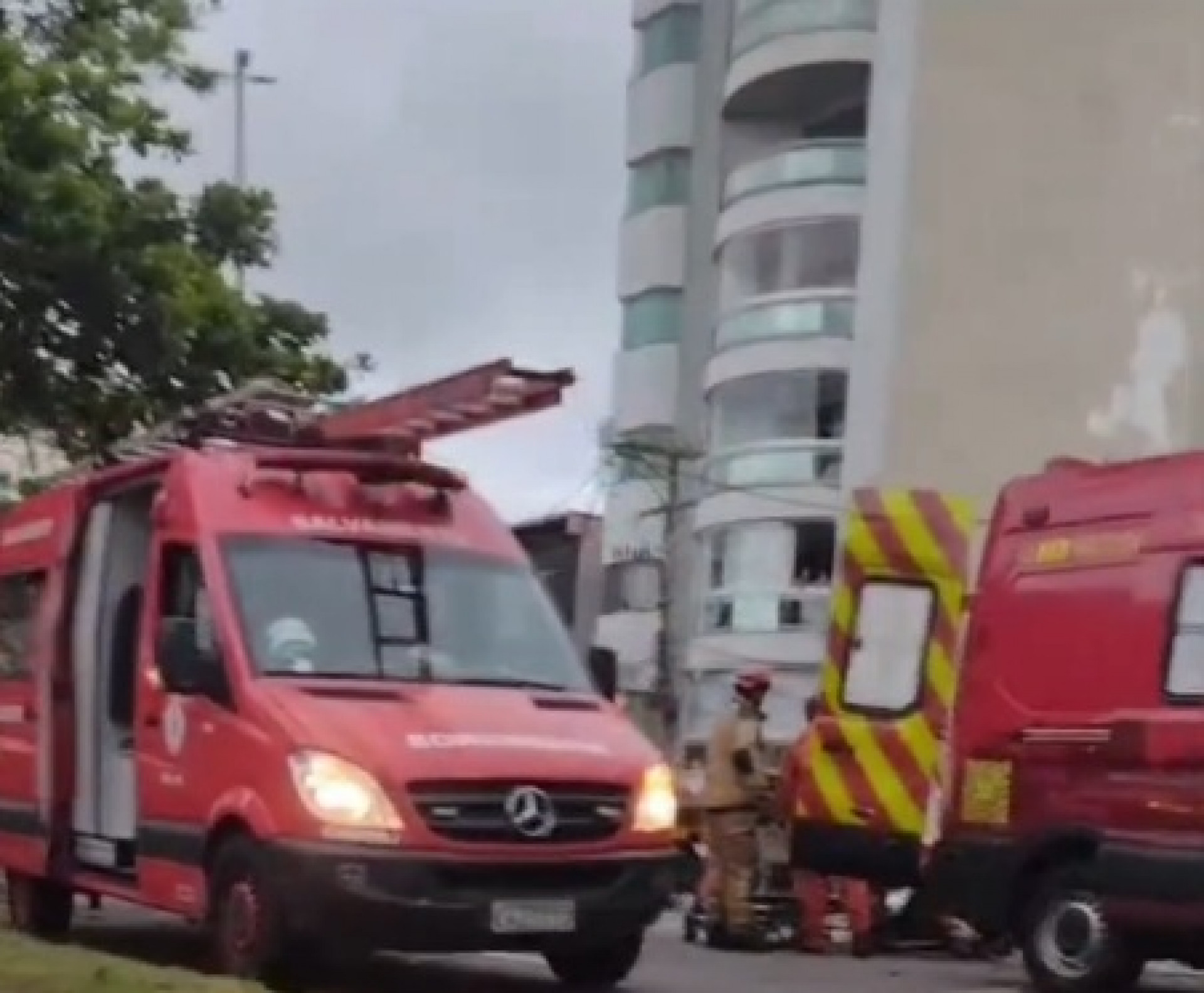 Ve&iacute;culo ficou completamente destru&iacute;do ap&oacute;s tombar na Rodovia Amaral Peixoto - Foto: Reprodu&ccedil;&atilde;o V&iacute;deo Rede Social