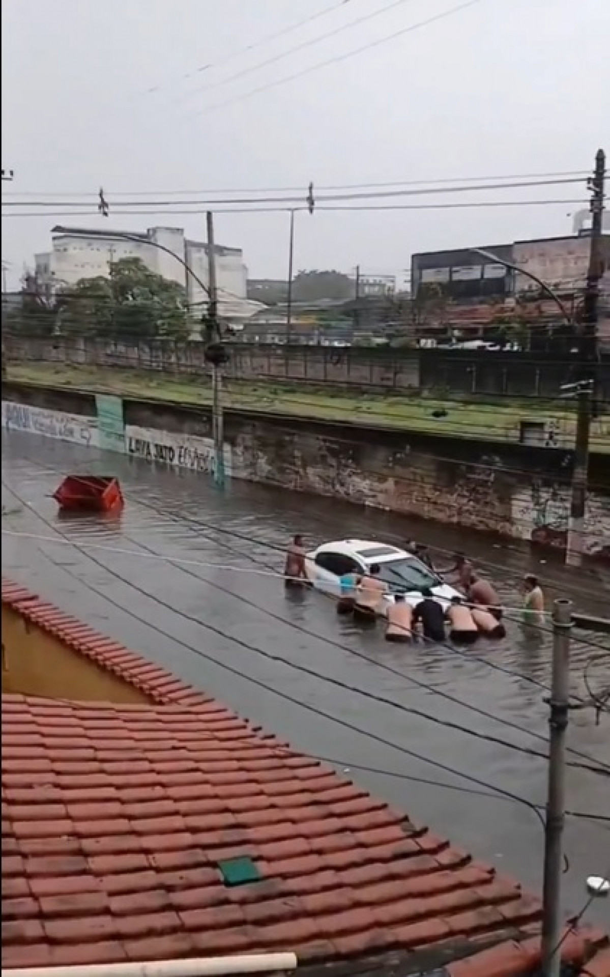 Carro ficou parcialmente submerso na Rua Uranos, em Bonsucesso - Reprodução/Redes sociais