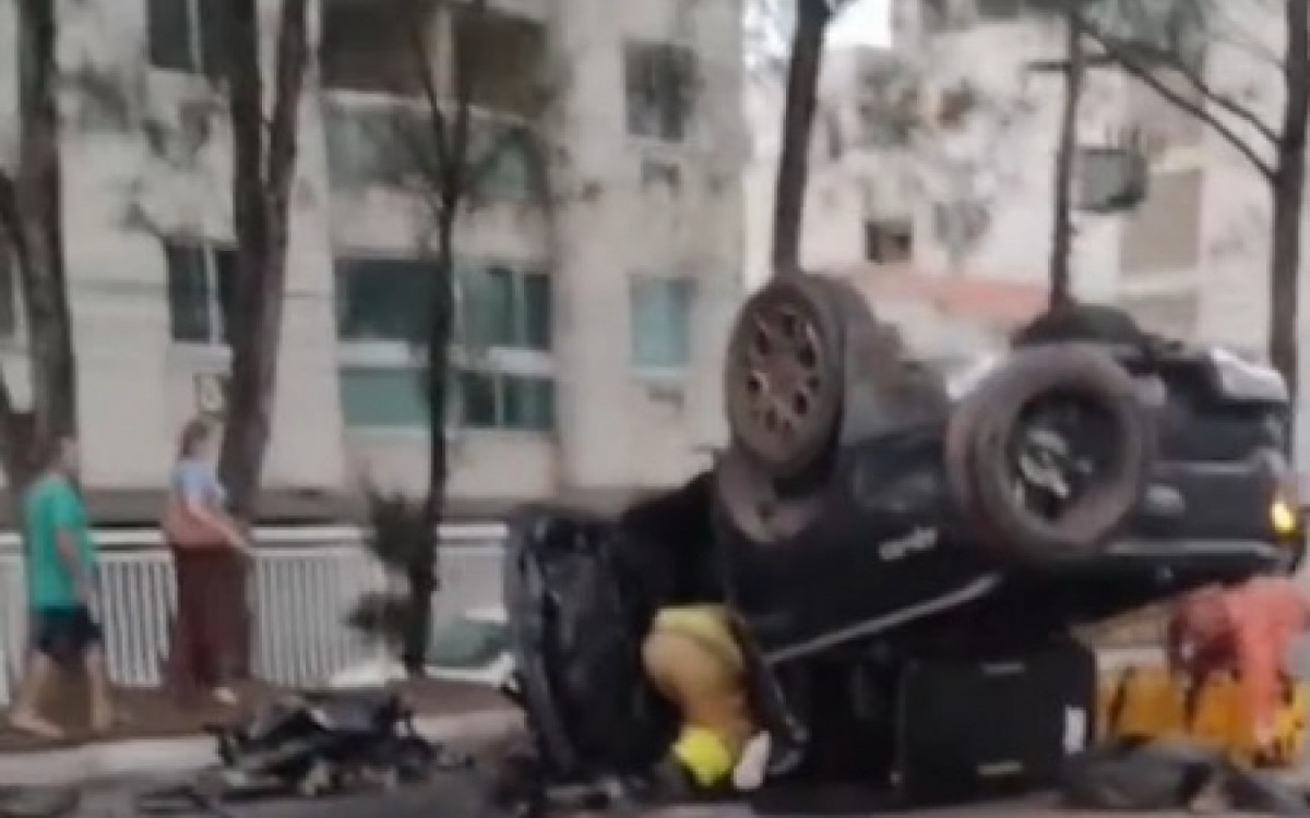 Veículo ficou completamente destruído após tombar na Rodovia Amaral Peixoto