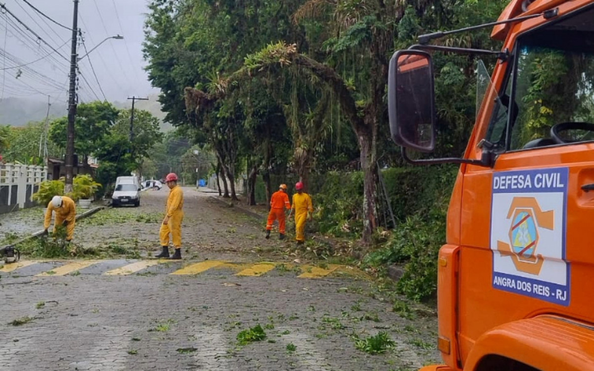 Defesa Civil desobstruindo ruas da cidade atingidas por queda de árvores 