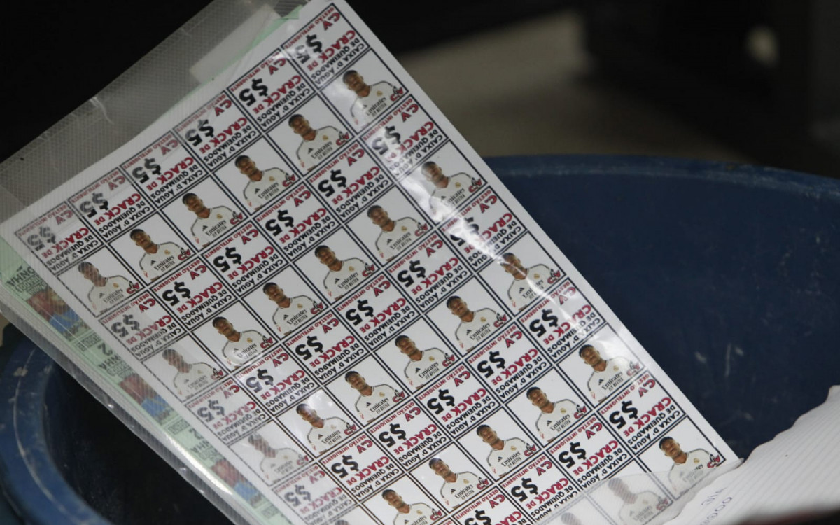 Adesivos para drogas contam com imagem do jogador Vinicius Jr.