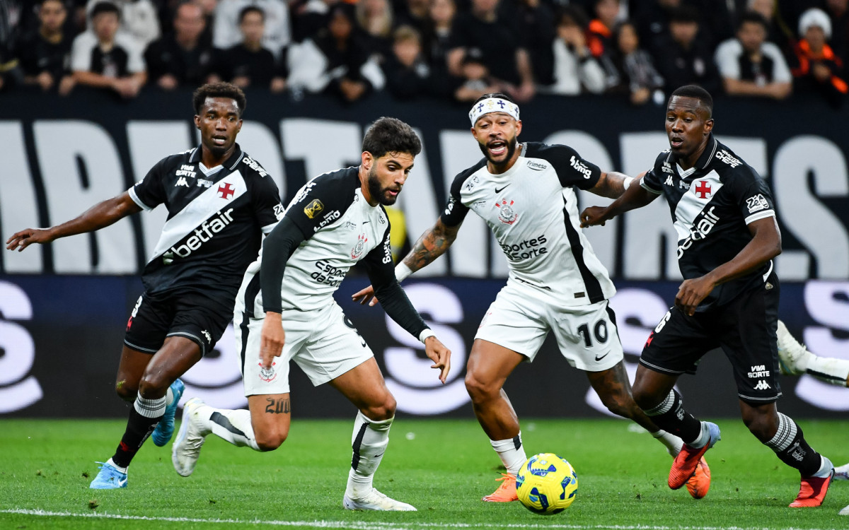 Yuri Alberto tenta concluir o ataque do Corinthians, sob os gritos de Memphis Depay. Thiago Mendes e Cuesta correm para salvar o Vasco 