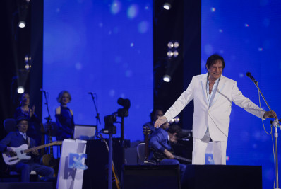 Roberto Carlos dá bronca em fotógrafos durante show: 'Vou mandar tirar'