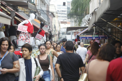 Confiança do comércio cai 4 pontos em fevereiro, revela FGV
