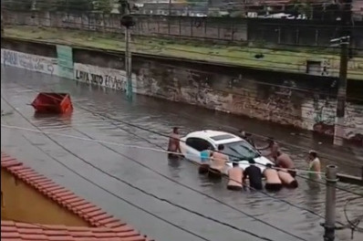 Vídeos: chuva forte causa alagamentos e transtornos no transporte do Rio