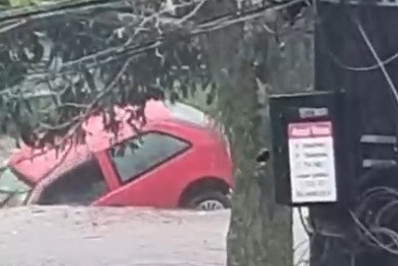 Bombeiros ainda buscam ocupante de carro levado por correnteza em Petrópolis
