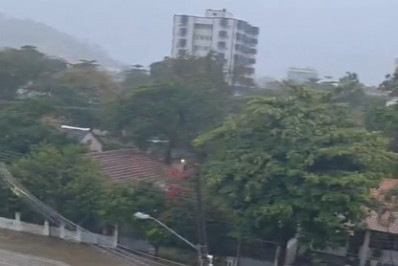 Vídeos: chuva forte causa alagamentos e transtornos no transporte do Rio