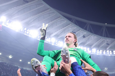 Algoz do Flamengo no Intercontinental, goleiro do PSG sofre fratura na mão