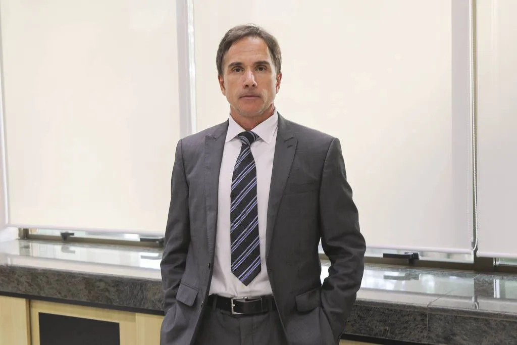 Ex-juiz da Lava Jato é visto furtando champanhe francesa de R$ 400