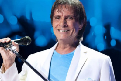 Roberto Carlos faz primeiro show após acidente