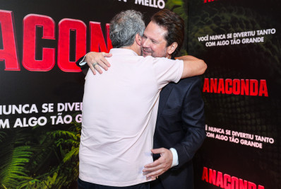 Selton Mello recebe carinho do irmão na pré-estreia de 'Anaconda'
