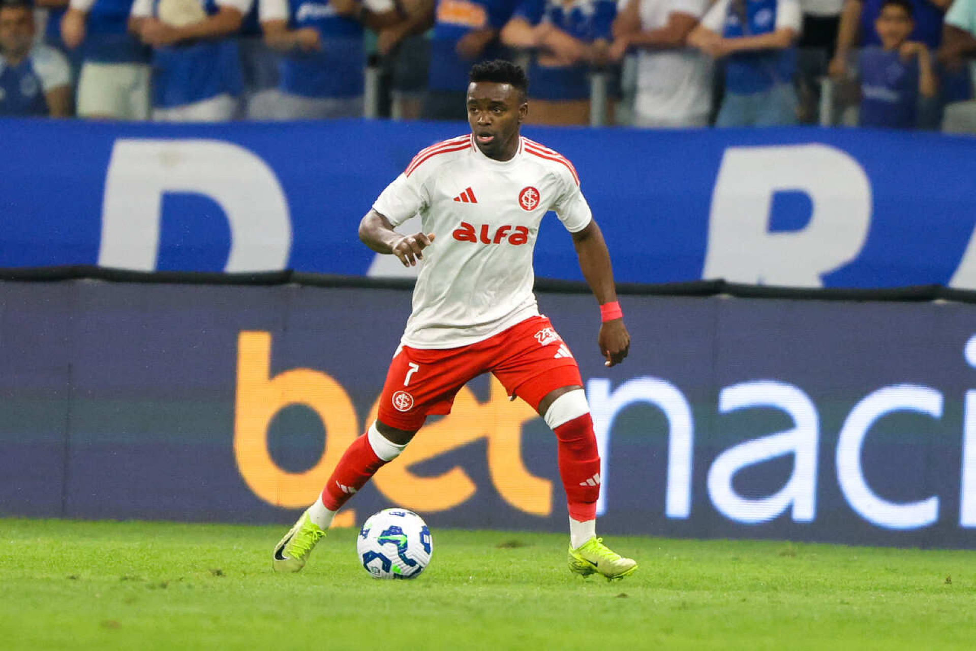 Cl&aacute;usula facilita opera&ccedil;&atilde;o, e Internacional ativa op&ccedil;&atilde;o de compra de Carbonero