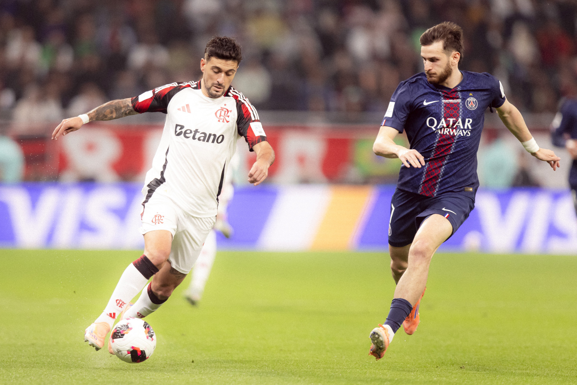 Arrascaeta em a&ccedil;&atilde;o pelo Flamengo diante do PSG, na Copa Intercontinental