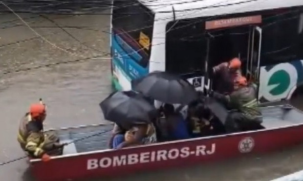 Vídeo mostra passageiros sendo resgatados de bote durante temporal no Rio