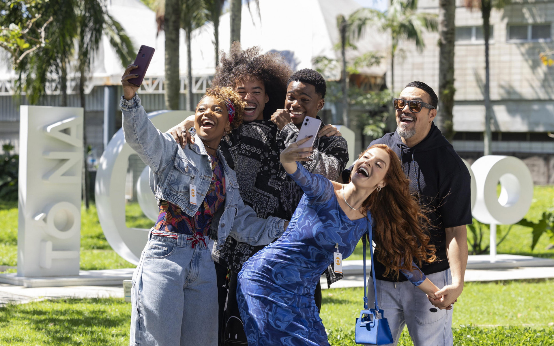 Ryan (L7nnon), Kami (Giovanna Lancellotti), Belo, Dara (Cecília Chancez) e Jeff (Faíska Alves) nos Estúdios Globo. - TV Globo / Manoella Mello