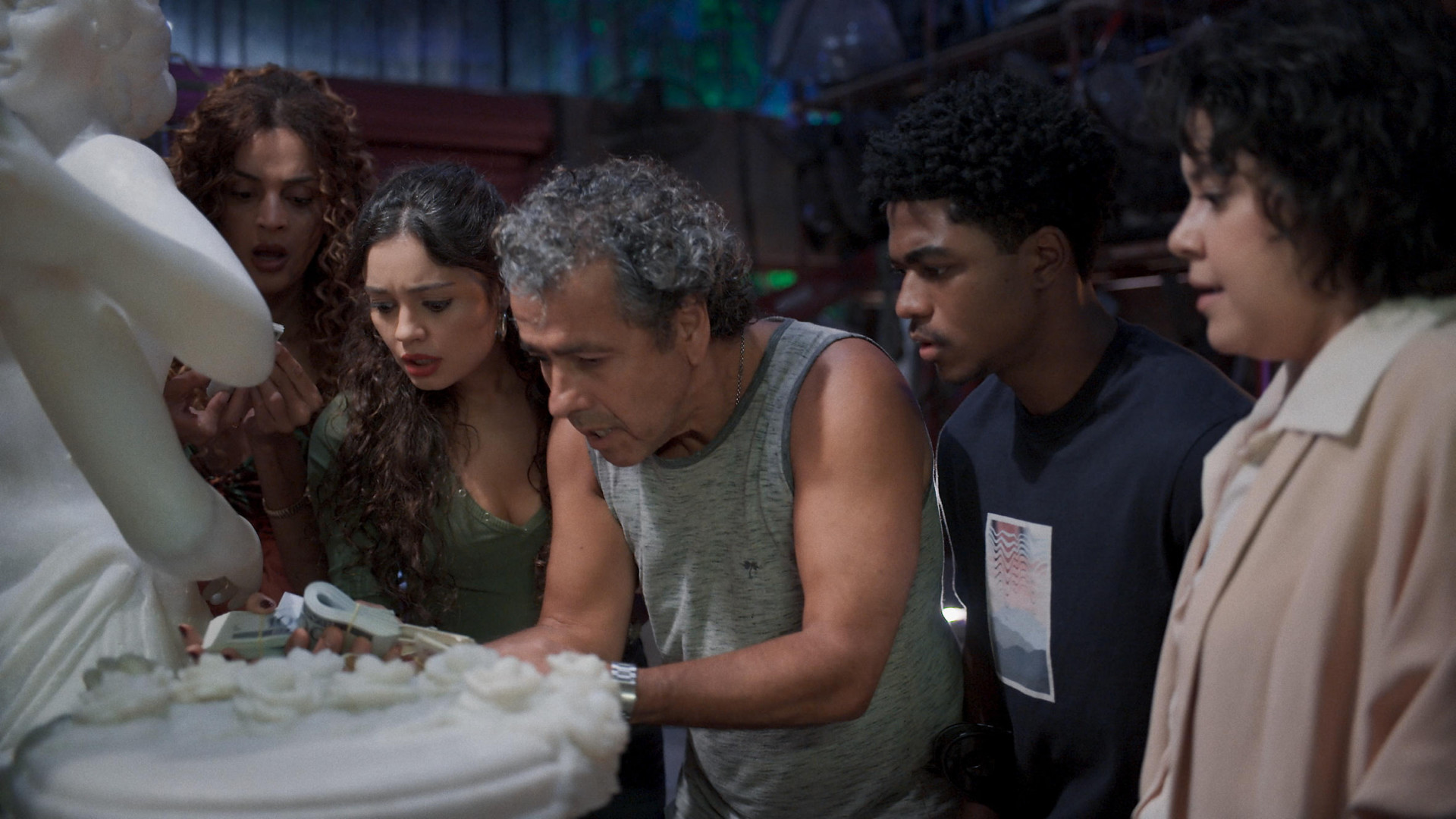 Viviane, Gerluce, Joaquim e Junior ficam surpresos ao verem a quantidade de dinheiro - Globo/ Divulgação