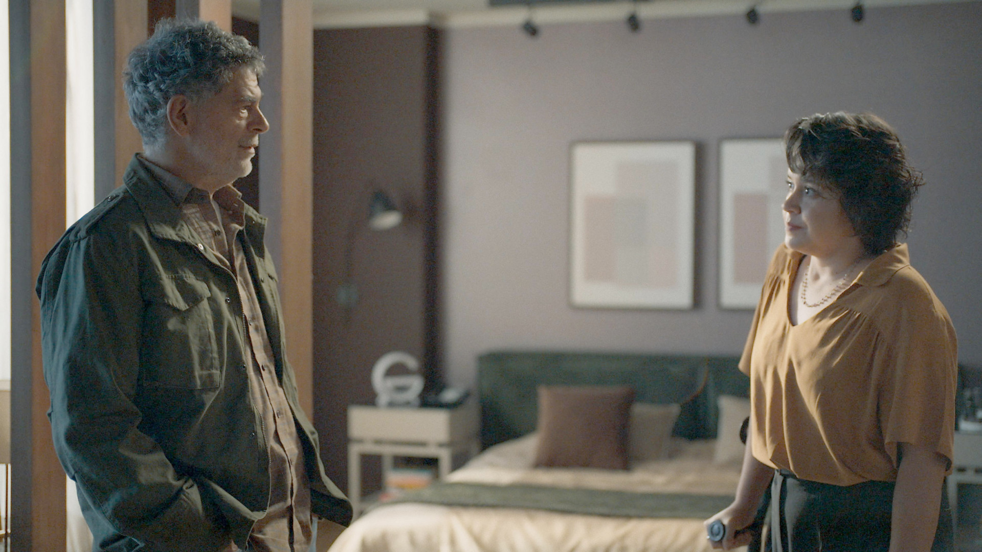 Cláudia conta para Rogério a quantia escondida dentro da obra de arte - Globo/ Divulgação