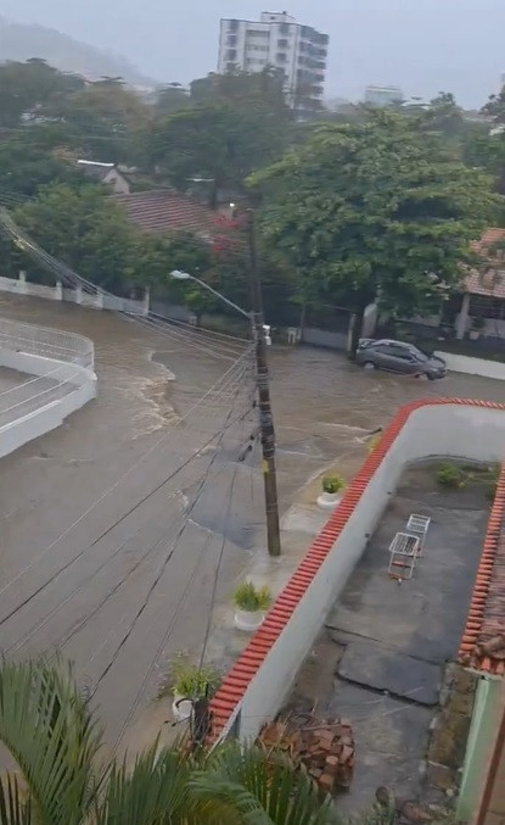 Chuva forte alaga ruas em Campo Grande, na Zona Oeste do Rio