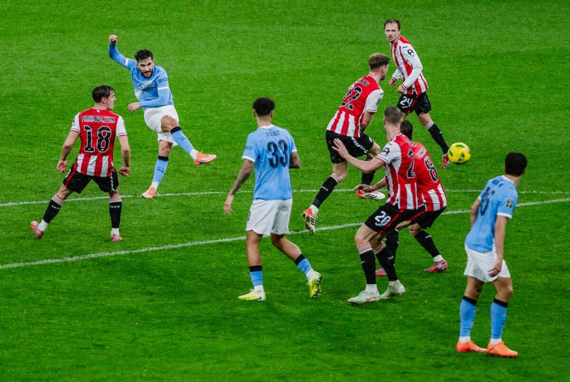 City vence Brentford com gol de Savinho e avan&ccedil;a &agrave; semifinal da Copa da Liga Inglesa
