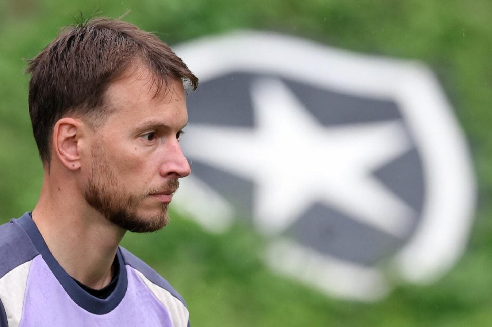 Neto mant&eacute;m rotina de treinos e abre m&atilde;o de f&eacute;rias no Botafogo