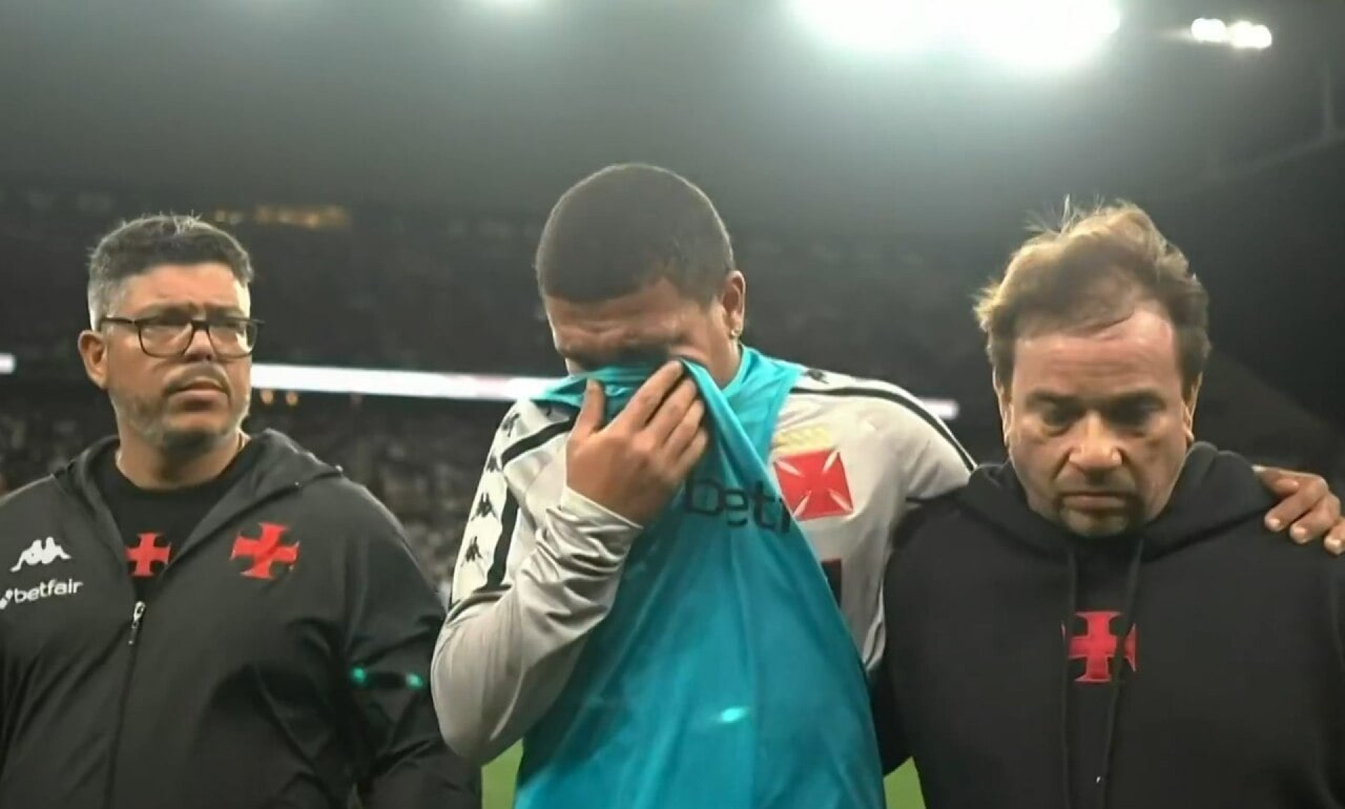 Mateus Carvalho lesiona joelho no aquecimento e deixa campo chorando