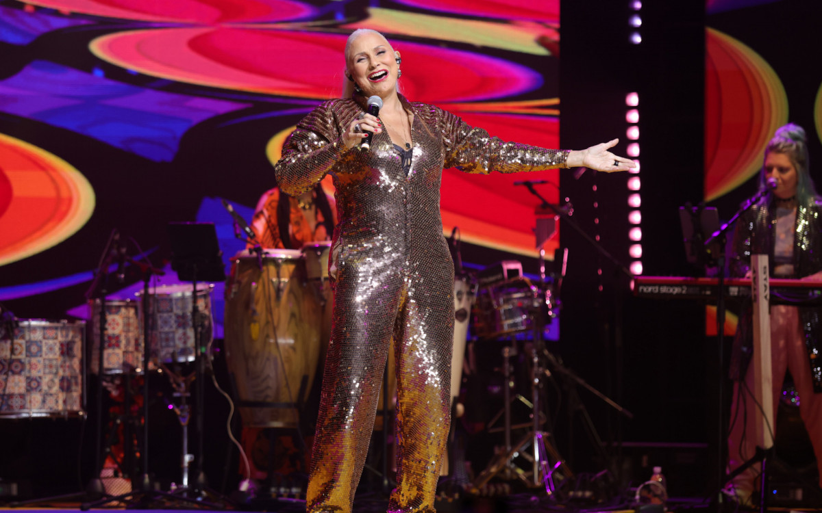 Fafá de Belém solta a voz em premiação