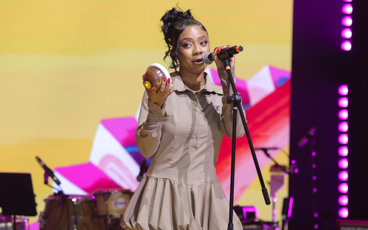 AJuliaCosta vence categoria \'Múúsica Alternativa\' no WME Awards