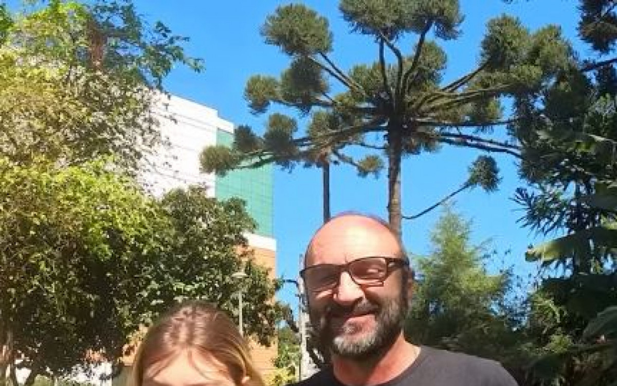 Isabel Veloso junto com o pai, Joelson