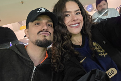 Maisa Silva posa com Luan Santana em dia de jogo: 'Tive que fingir costume'