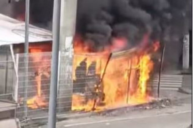 Incêndio atinge 'trailer' e afeta circulação do BRT em Madureira
