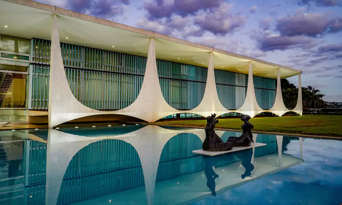 PF acha documentos no Alvorada e pede para interrogar Bolsonaro