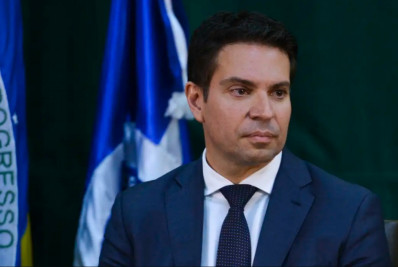 Foragido, Alexandre Ramagem vai dar curso online, anuncia mulher