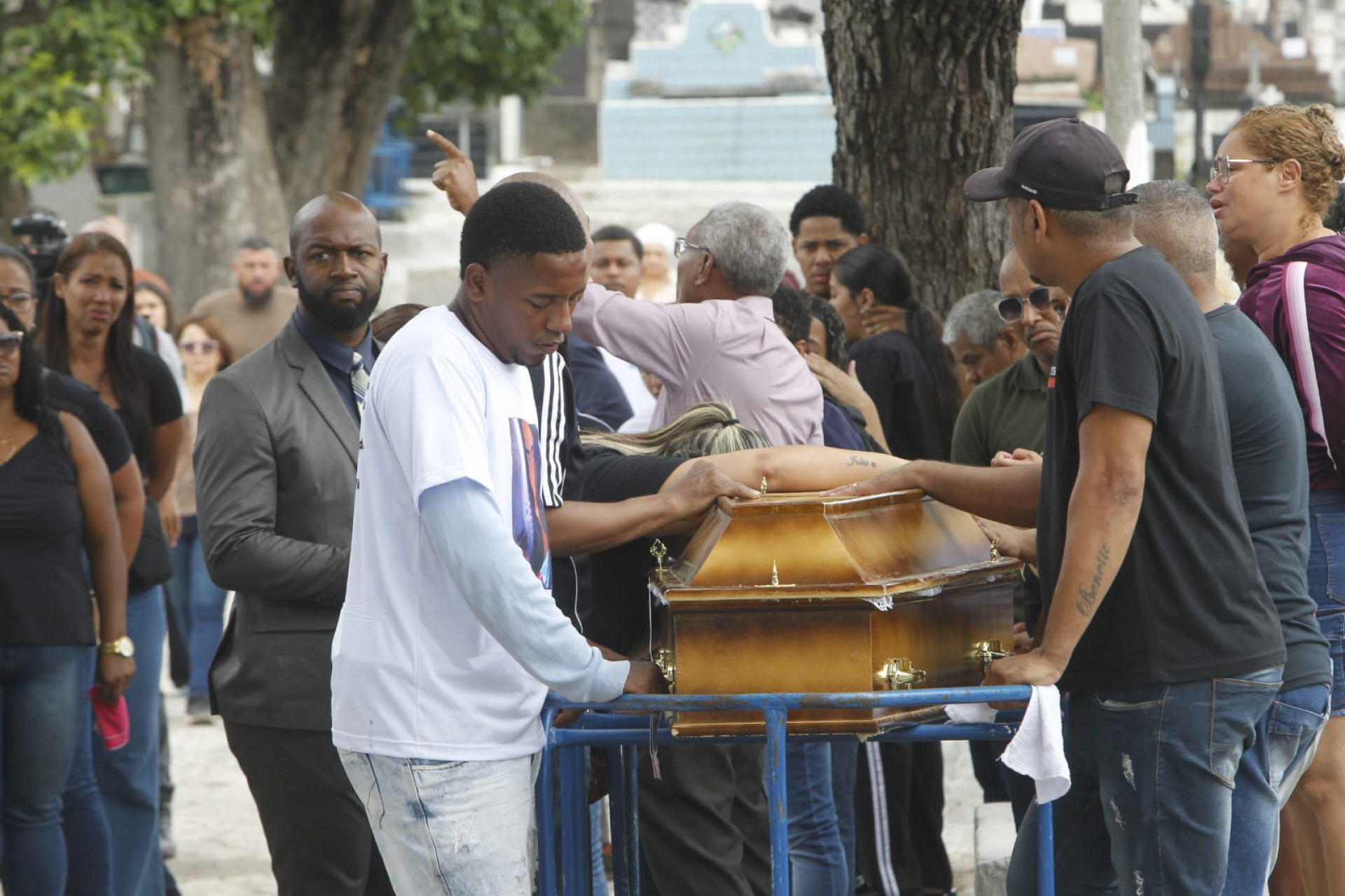 Familiares e amigos se despediram de Júlia Benette Rodrigues no Cemitério de Irajá - Reginaldo Pimenta / Agência O Dia