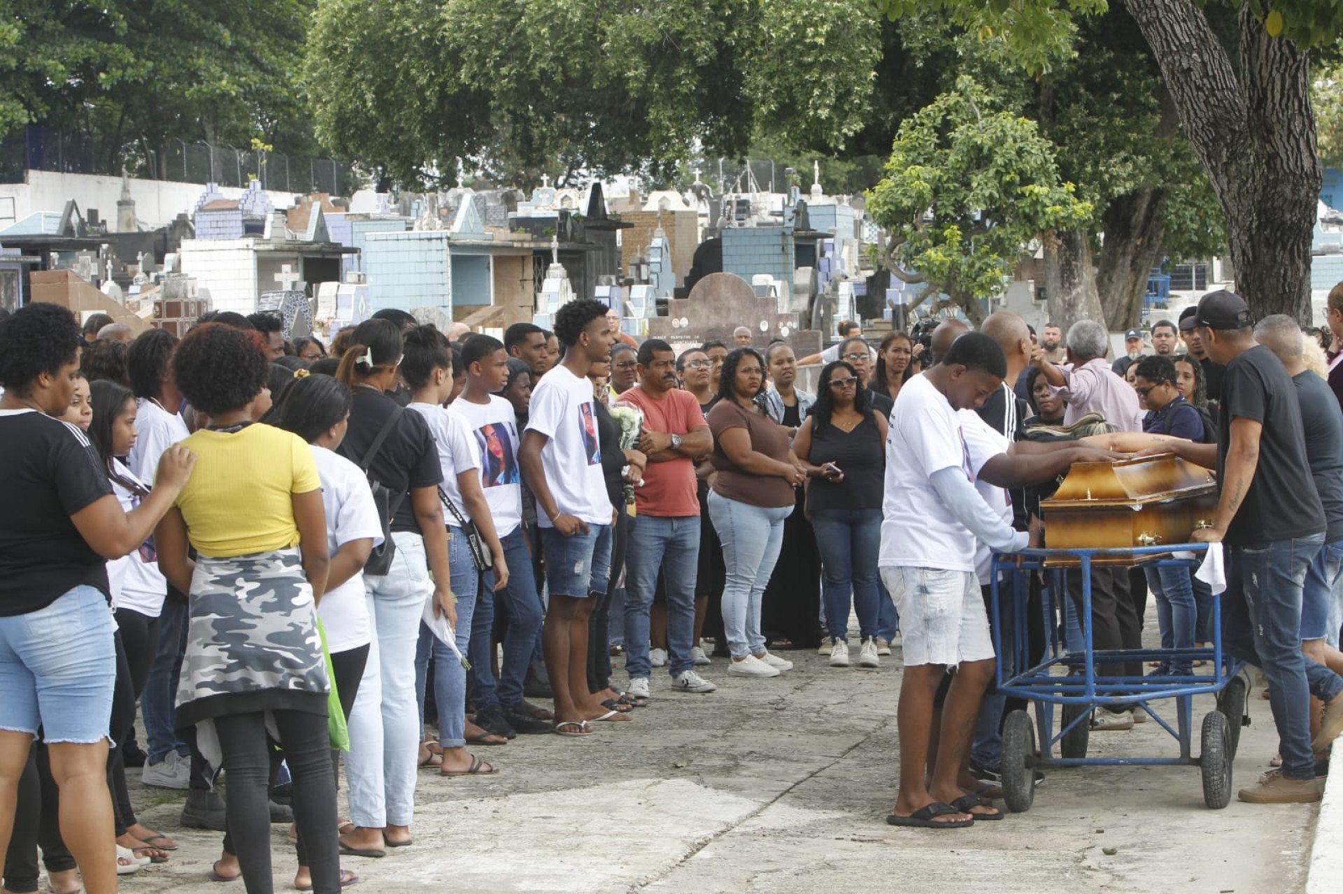 Familiares e amigos se despediram de Júlia Benette Rodrigues no Cemitério de Irajá - Reginaldo Pimenta / Agência O Dia