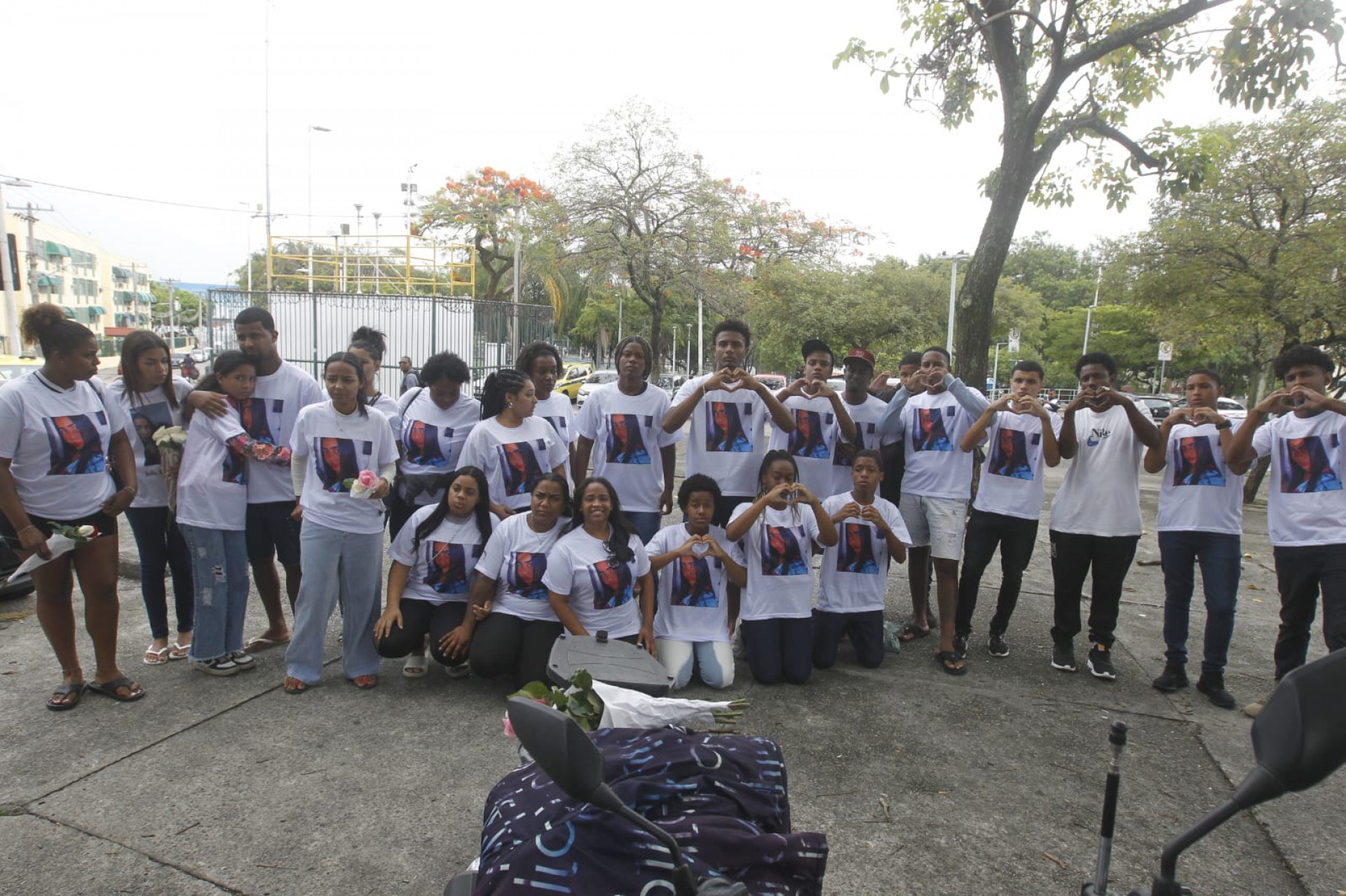 Familiares e amigos se despediram de Júlia Benette Rodrigues no Cemitério de Irajá - Reginaldo Pimenta / Agência O Dia