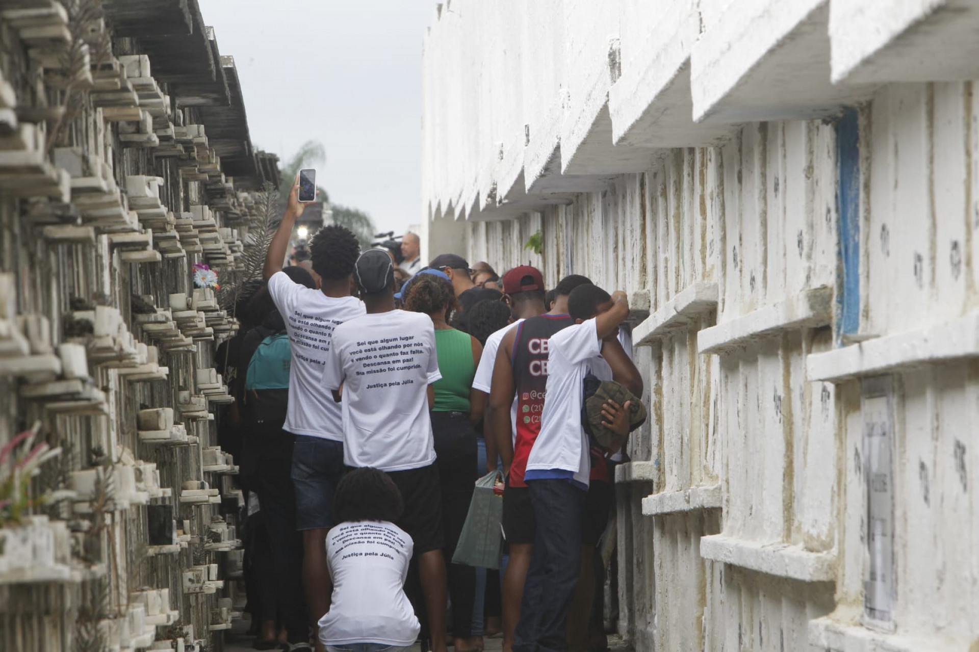 Familiares e amigos se despediram de Júlia Benette Rodrigues no Cemitério de Irajá - Reginaldo Pimenta / Agência O Dia