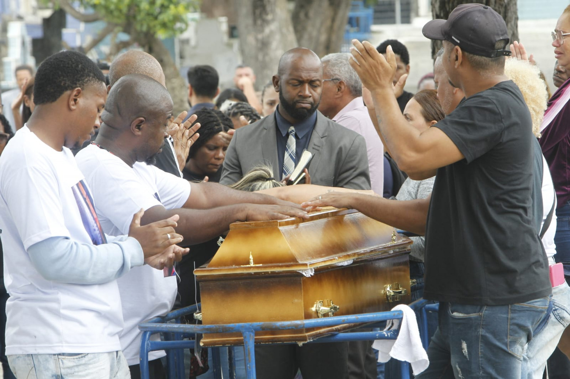 Familiares e amigos se despediram de Júlia Benette Rodrigues no Cemitério de Irajá - Reginaldo Pimenta / Agência O Dia
