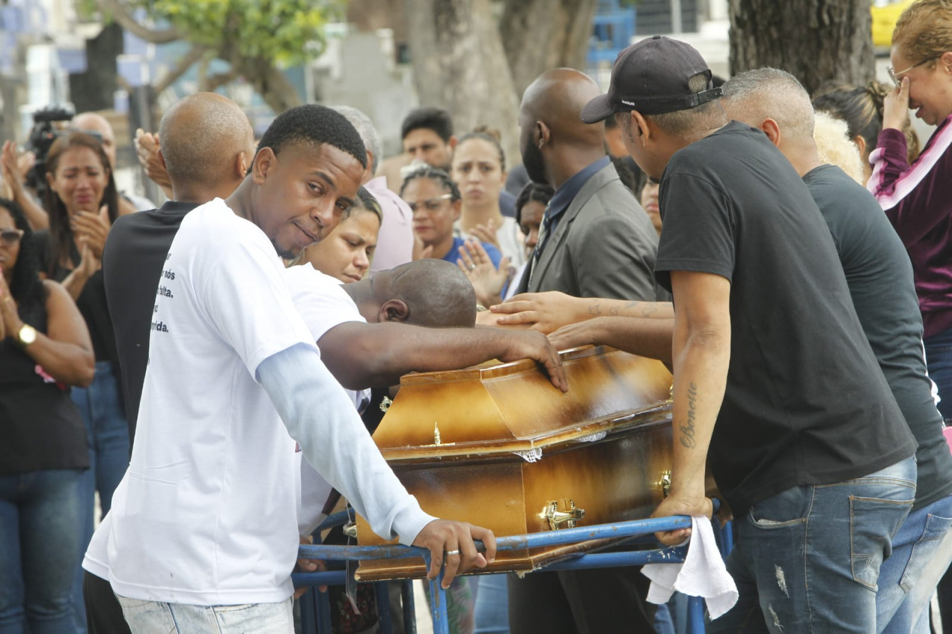 Familiares e amigos se despediram de Júlia Benette Rodrigues no Cemitério de Irajá - Reginaldo Pimenta / Agência O Dia
