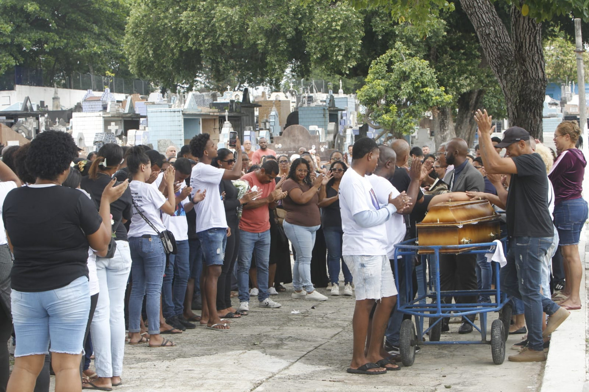 Familiares e amigos se despediram de Júlia Benette Rodrigues no Cemitério de Irajá - Reginaldo Pimenta / Agência O Dia