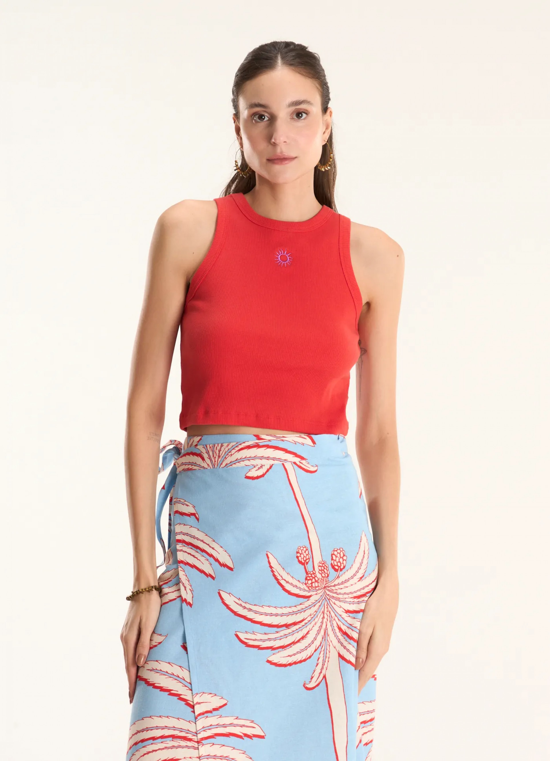 Regata cropped rib bordado sol vermelho - Divulgação