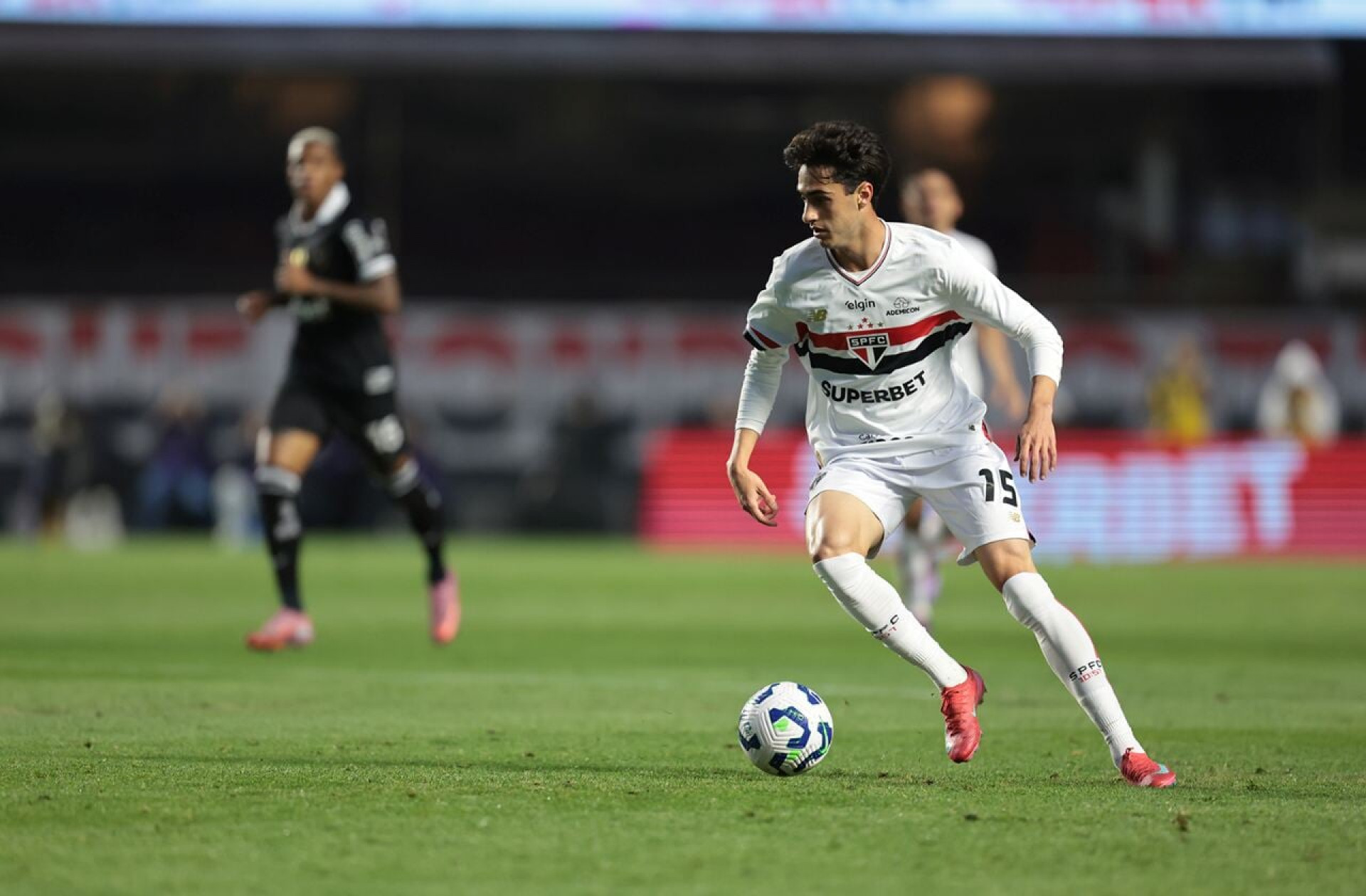 S&atilde;o Paulo e Botafogo avan&ccedil;am em troca de jogadores sem custos financeiros