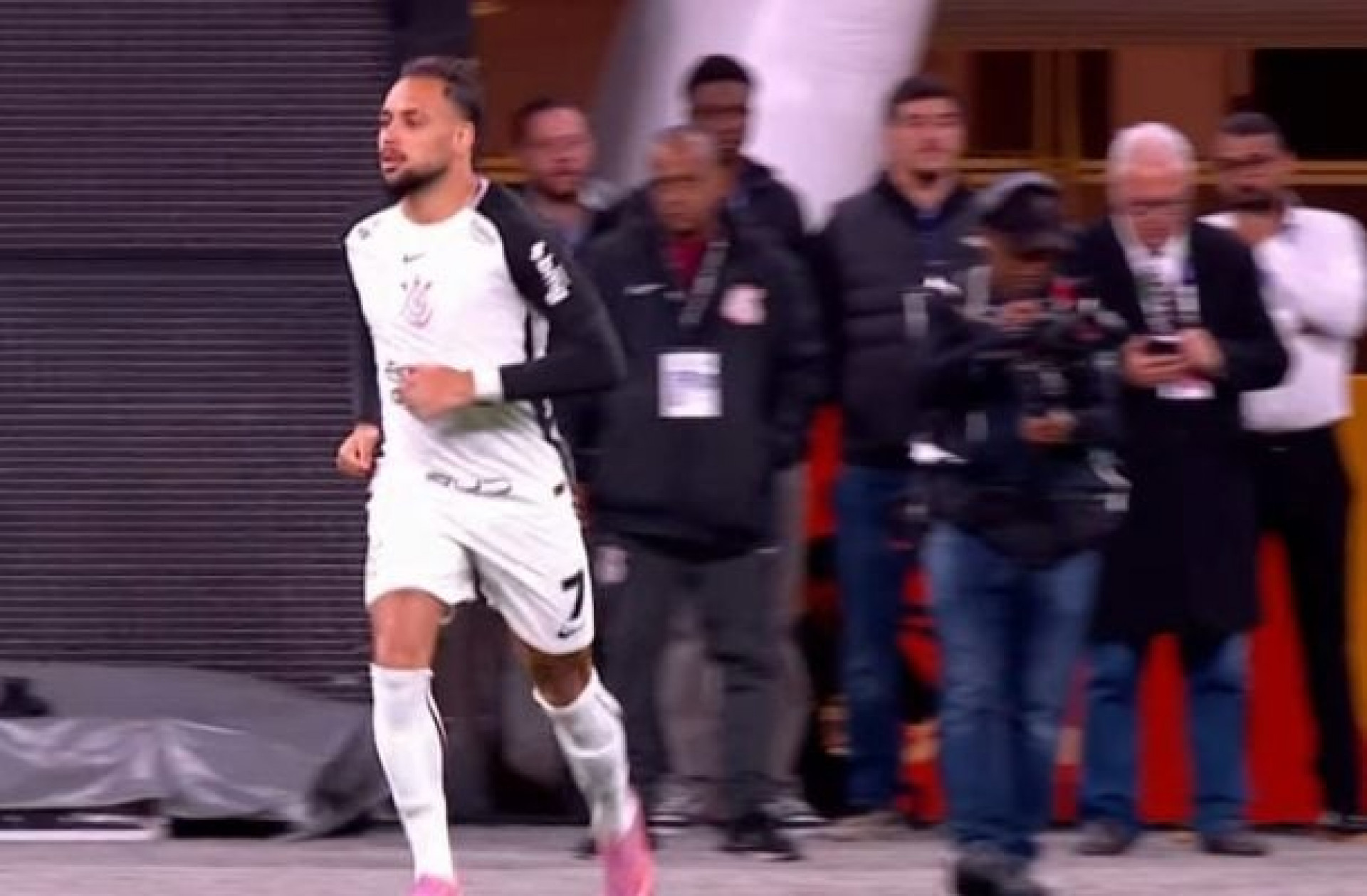 Maycon admite jogo lento do Corinthians e destaca confian&ccedil;a partida da volta