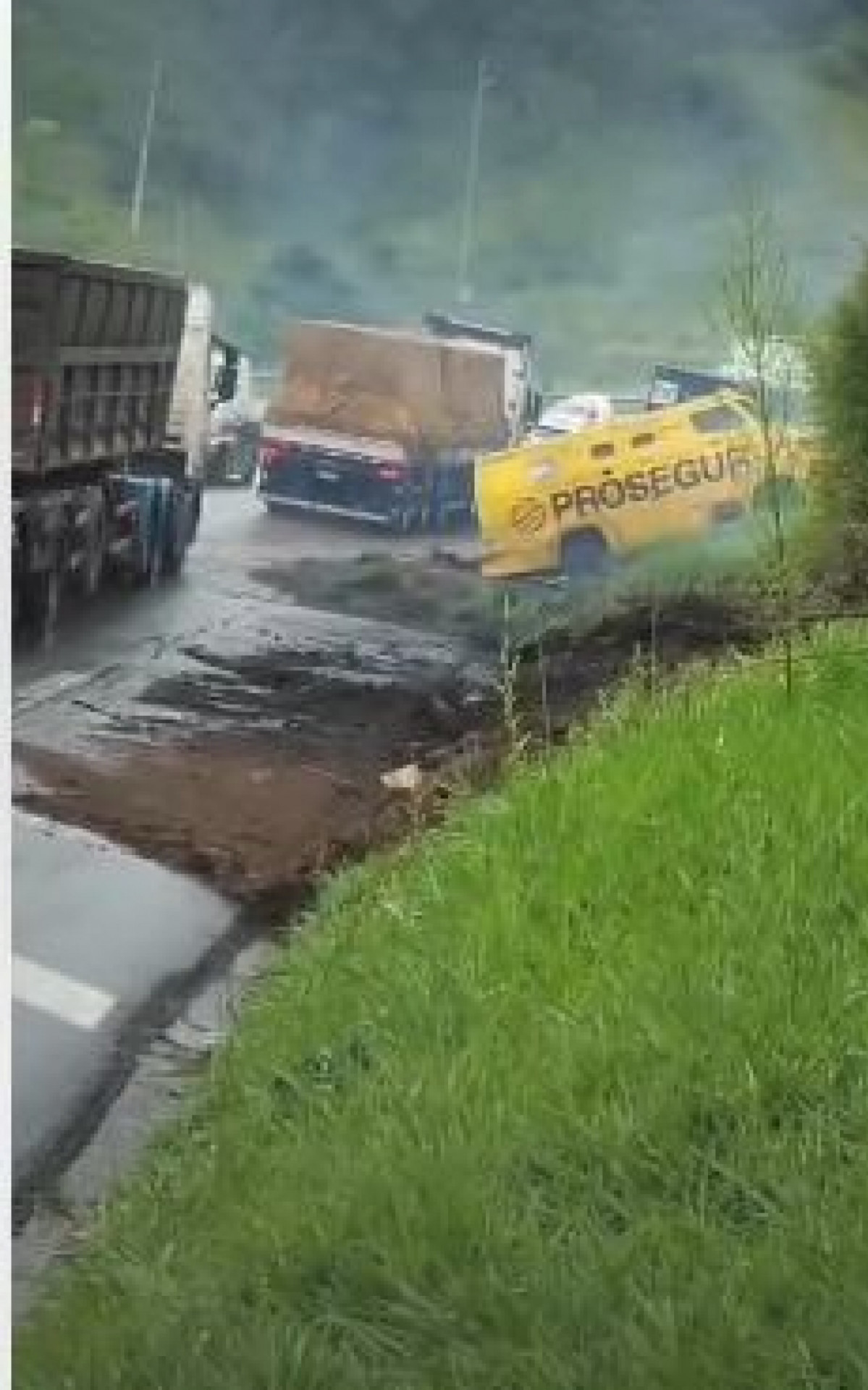 O carro-forte pegou fogo logo ao sair da pista - Ana Fernanda Freire