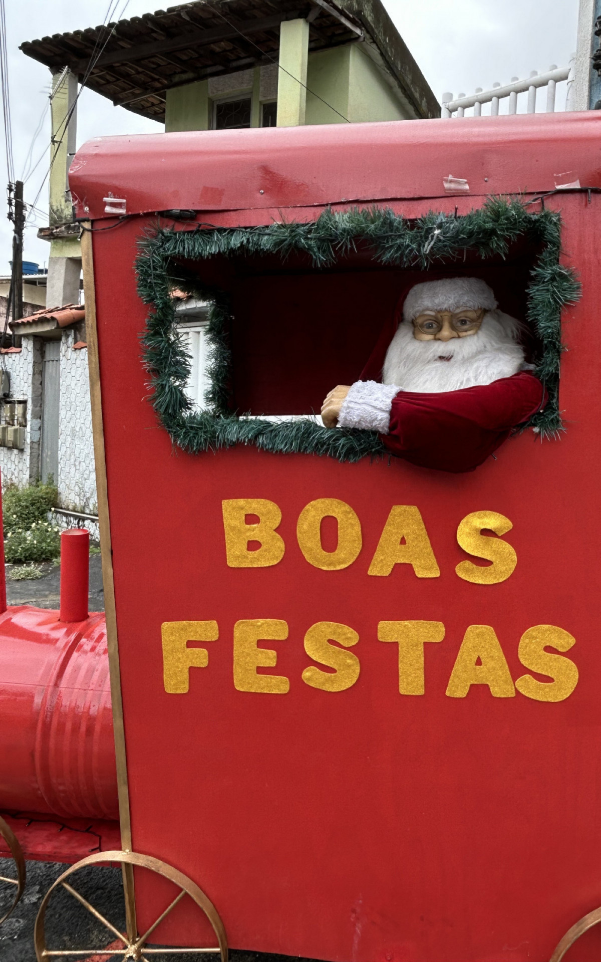 Trenzinho do Papai Noel construído pela família decora parte principal da casa - Agência O DIA
