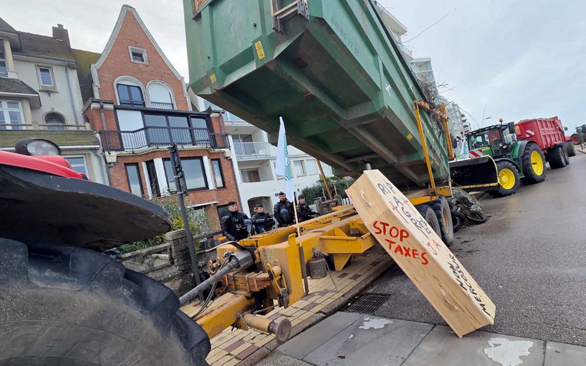 Manifestantes jogaram vários sacos de esterco, pneus, repolhos e galhos  - AFP