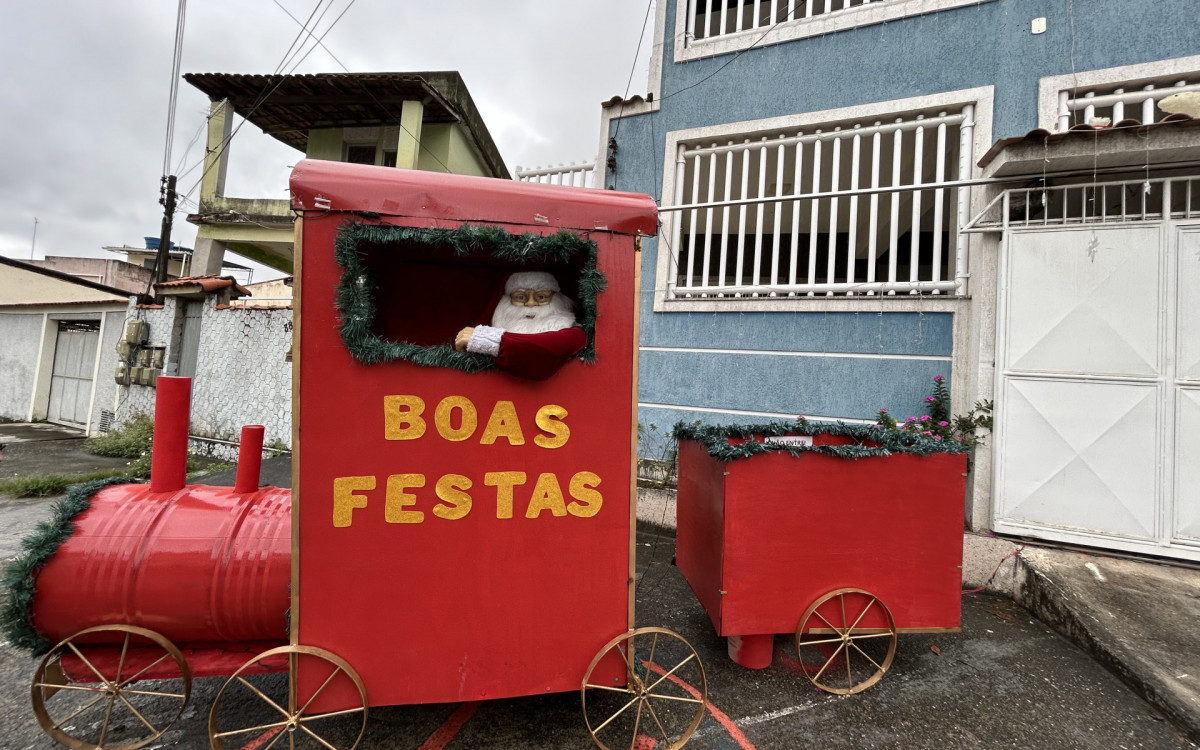 Trenzinho do Papai Noel construído pela família decora parte principal da casa - Agência O DIA