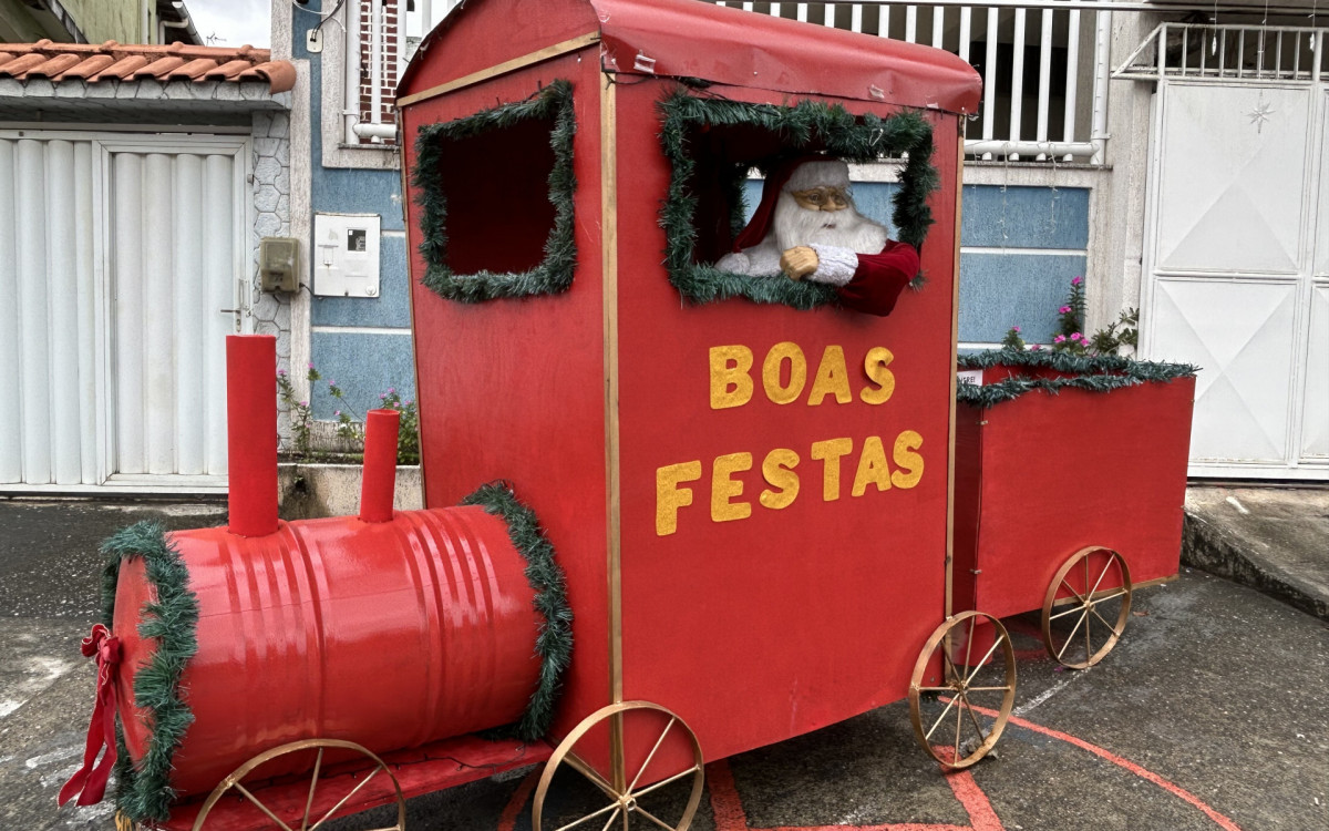 Trenzinho do Papai Noel construído pela família decora parte principal da casa - Agência O DIA