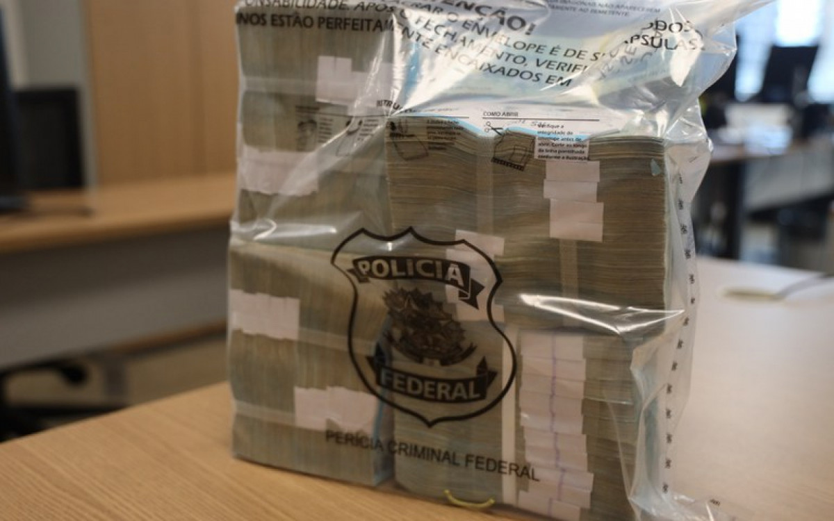 Policiais federais apreenderam grande quantia em dinheiro durante opera&ccedil;&atilde;o