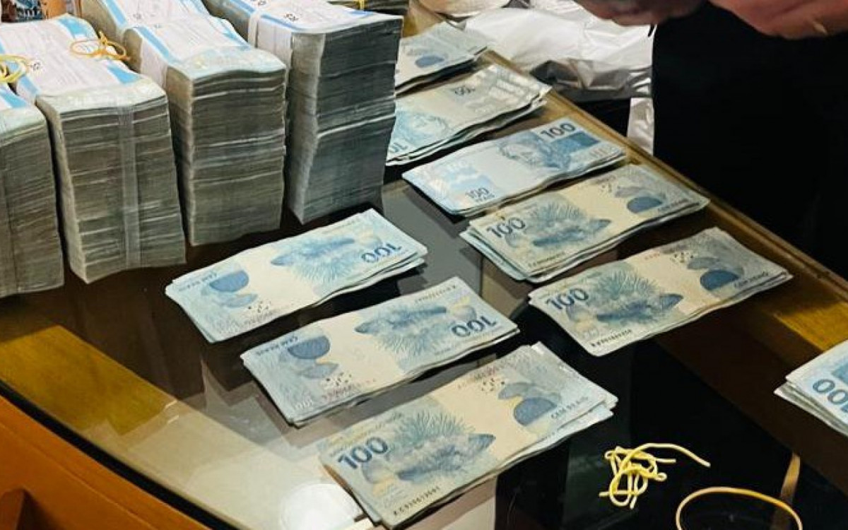 Policiais federais apreenderam grande quantia em dinheiro durante opera&ccedil;&atilde;o